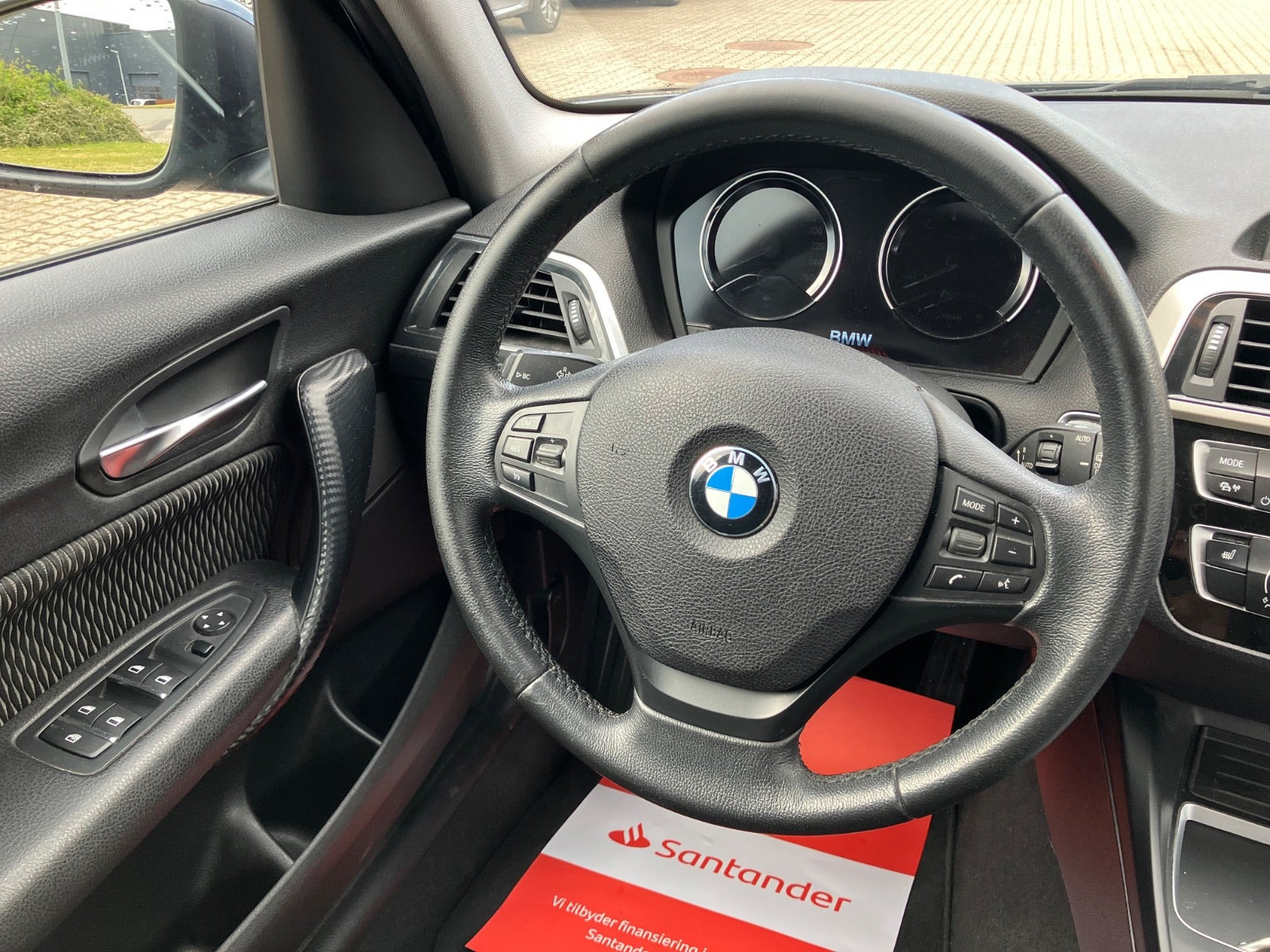 Grå BMW 118i fra 2018