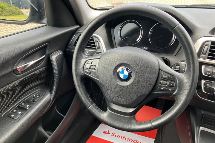 Grå BMW 118i fra 2018