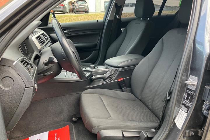 Grå BMW 118i fra 2018