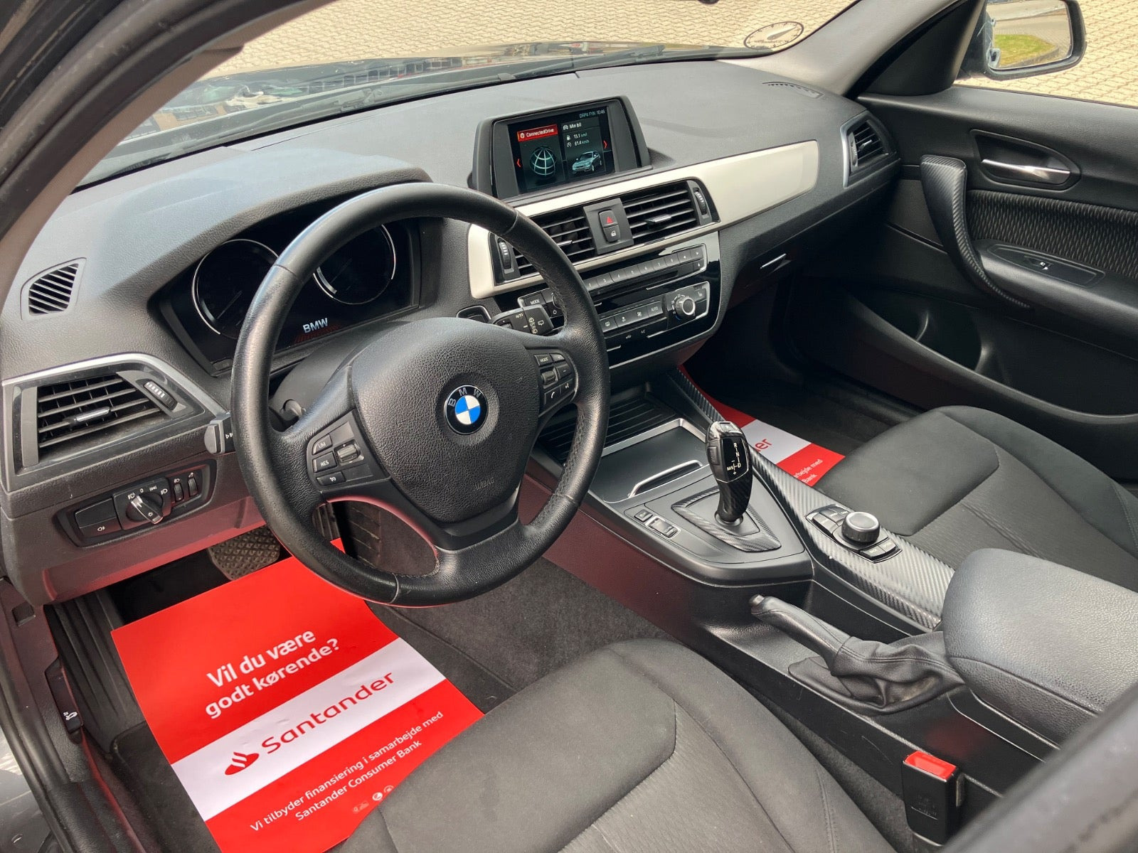 Grå BMW 118i fra 2018