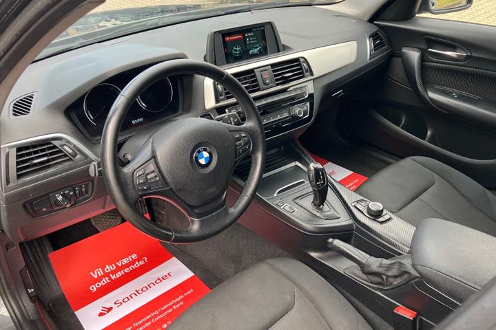 Grå BMW 118i fra 2018