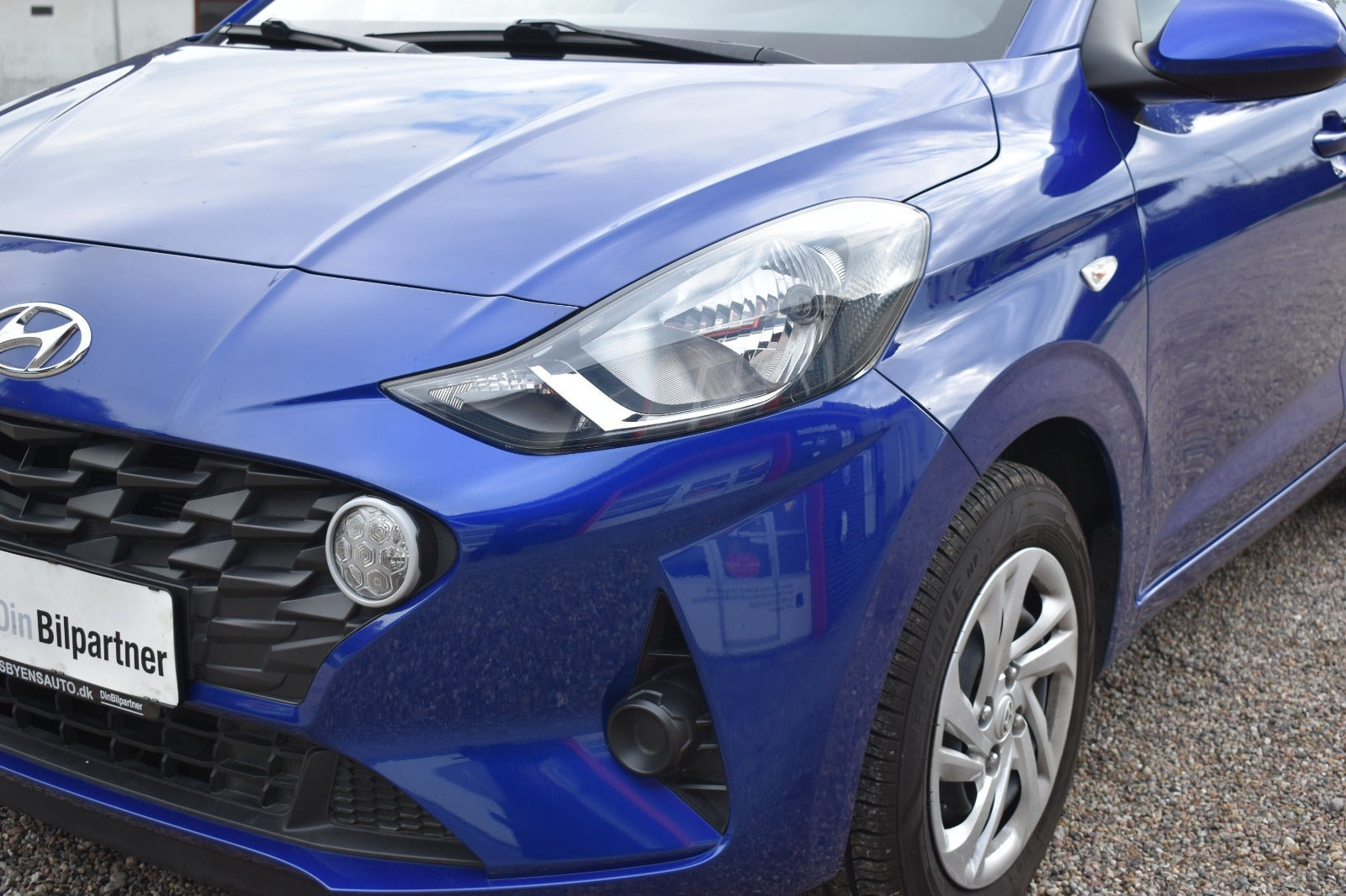Blå Hyundai i10 fra 2022