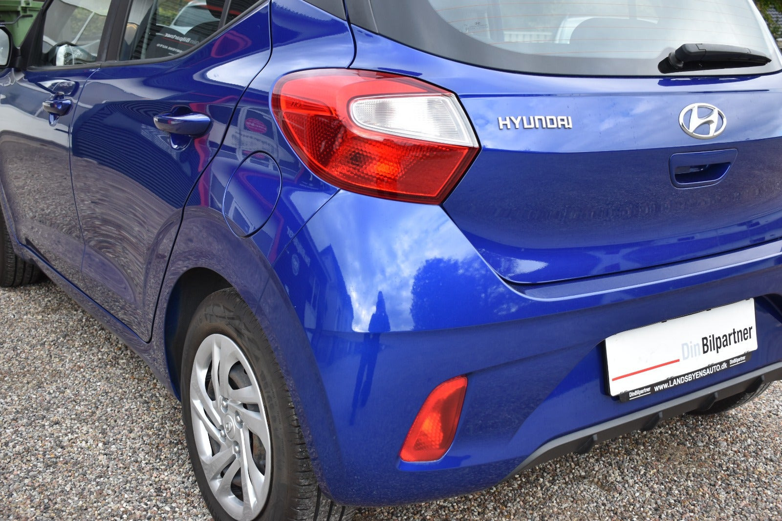 Blå Hyundai i10 fra 2022