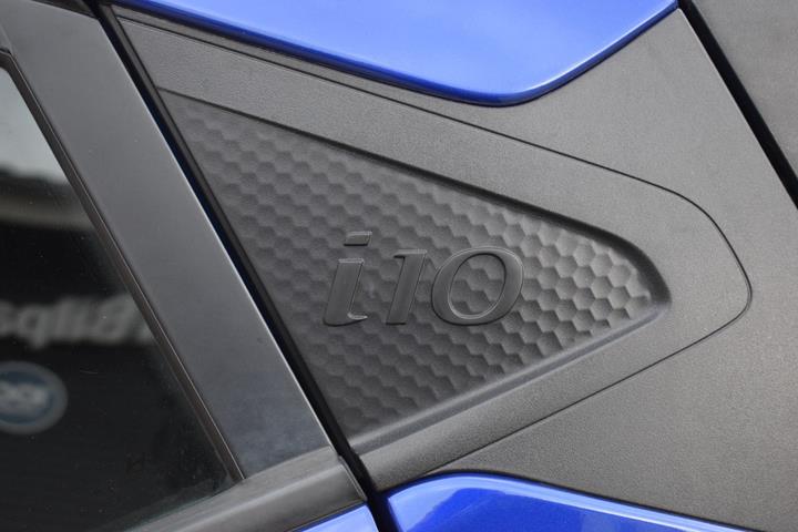 Blå Hyundai i10 fra 2022