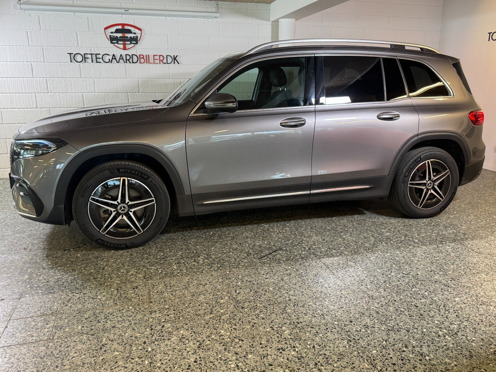Grå Mercedes EQB250+ fra 2025