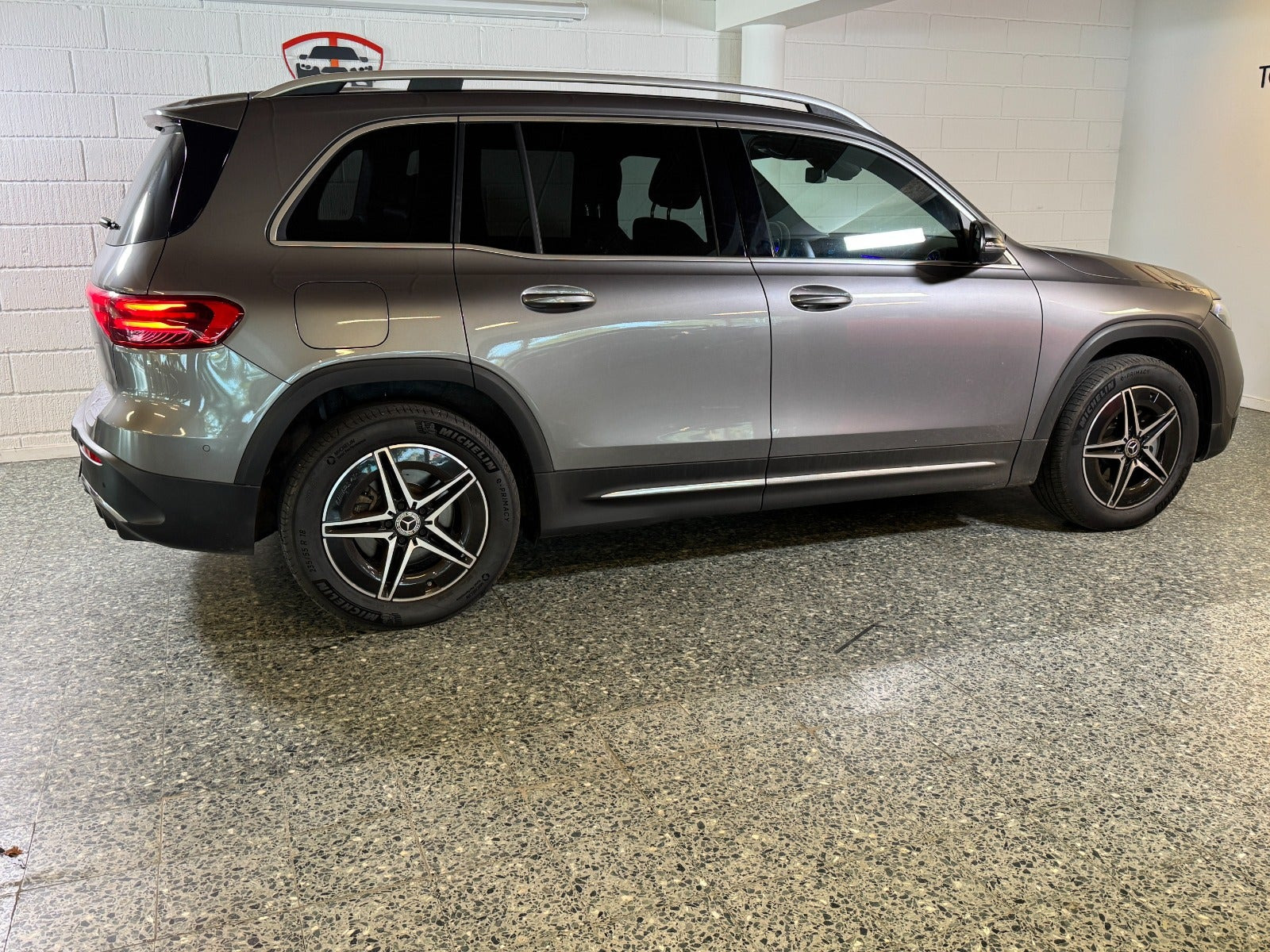 Grå Mercedes EQB250+ fra 2025