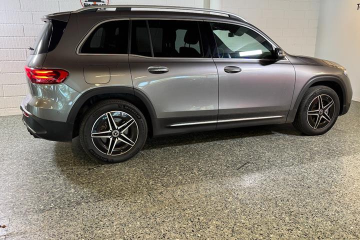 Grå Mercedes EQB250+ fra 2025
