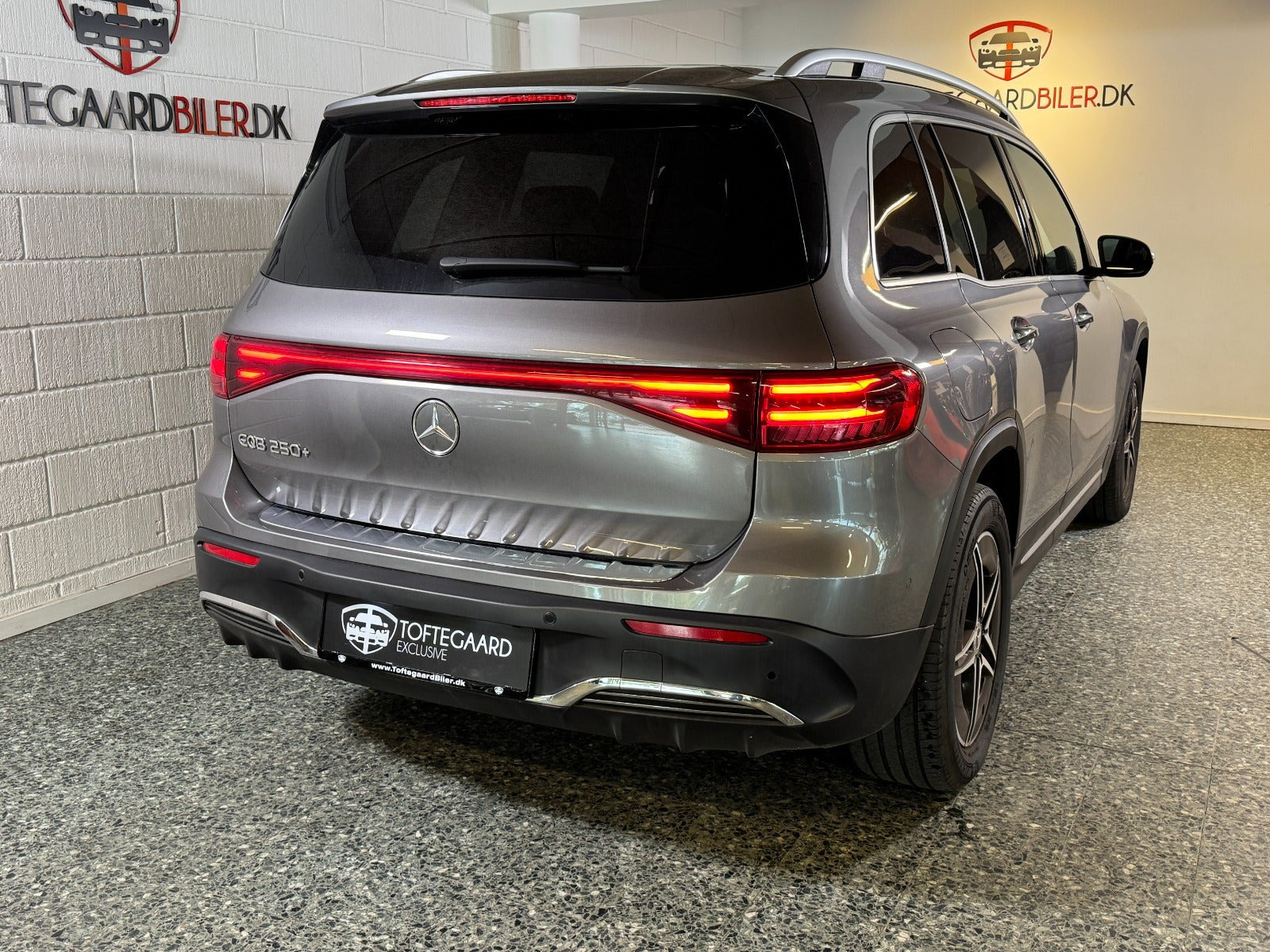 Grå Mercedes EQB250+ fra 2025
