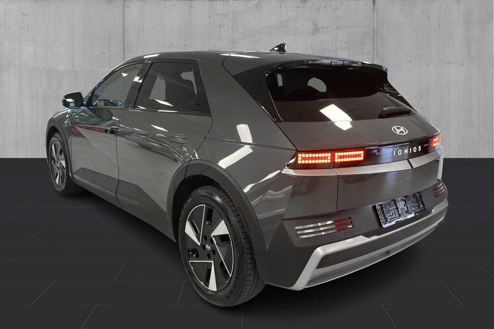 Grå Hyundai Ioniq 5 fra 2025