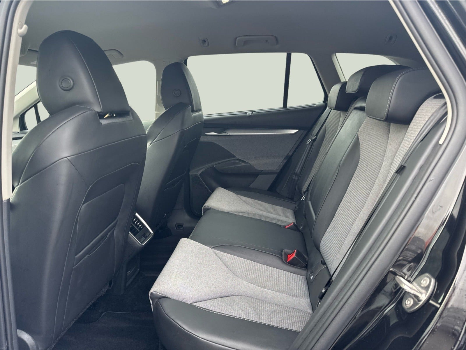 Sort Skoda Enyaq fra 2026