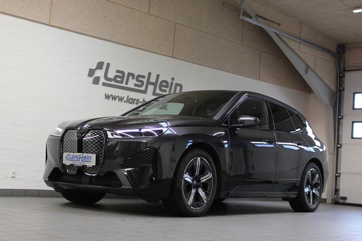Grå BMW iX fra 2023