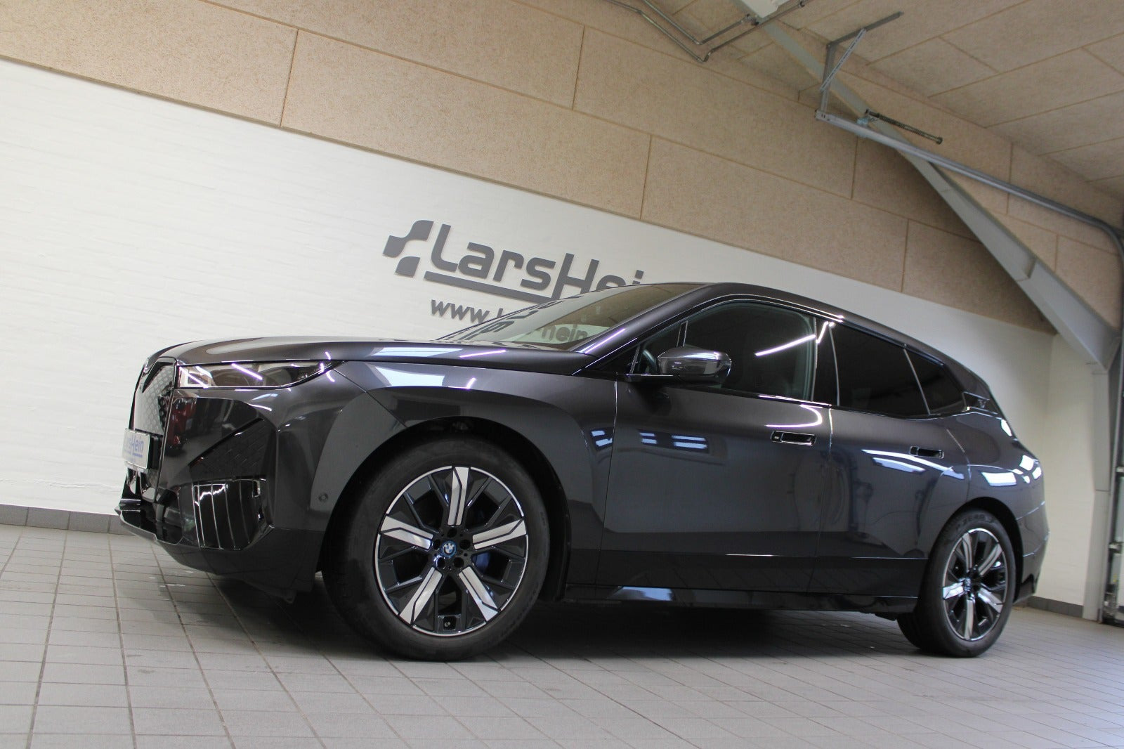Grå BMW iX fra 2023