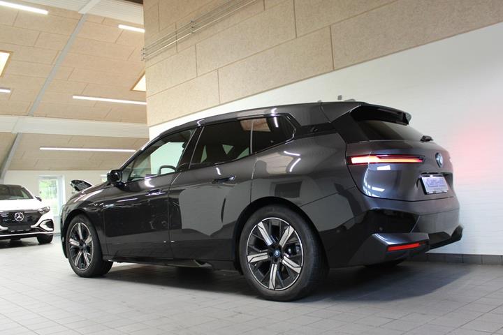 Grå BMW iX fra 2023