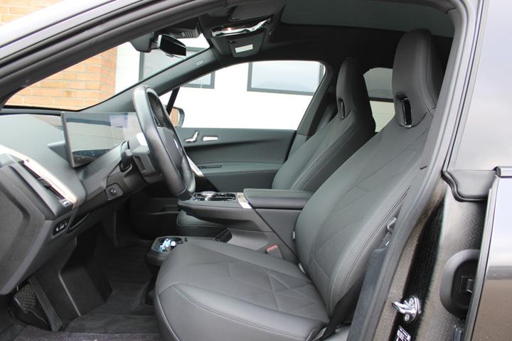 Grå BMW iX fra 2023