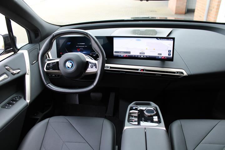 Grå BMW iX fra 2023