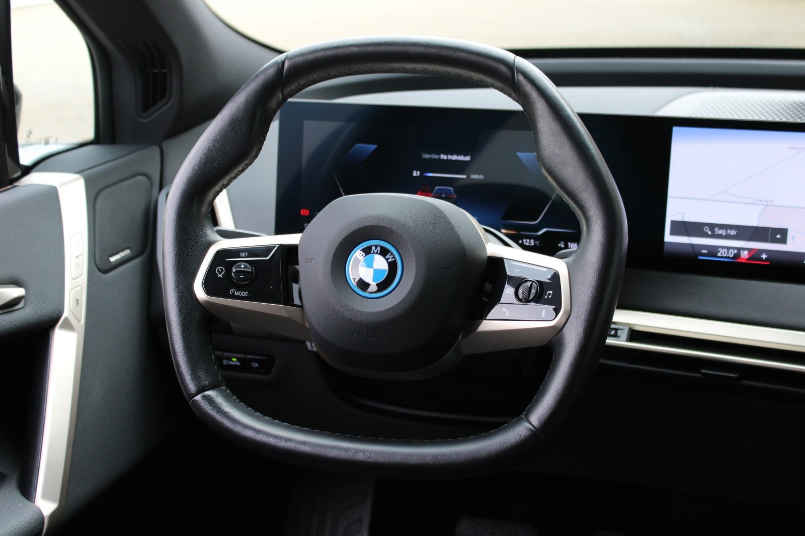 Grå BMW iX fra 2023