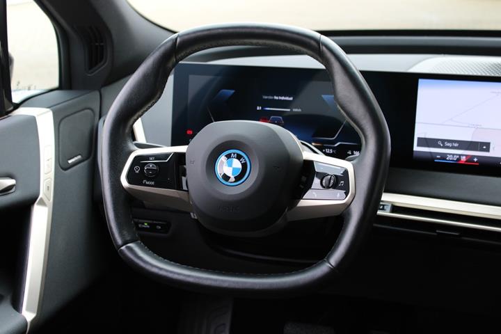 Grå BMW iX fra 2023