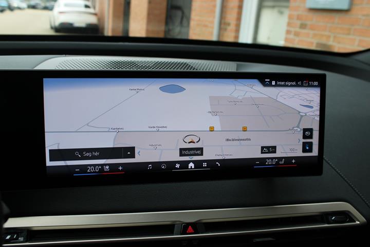 Grå BMW iX fra 2023