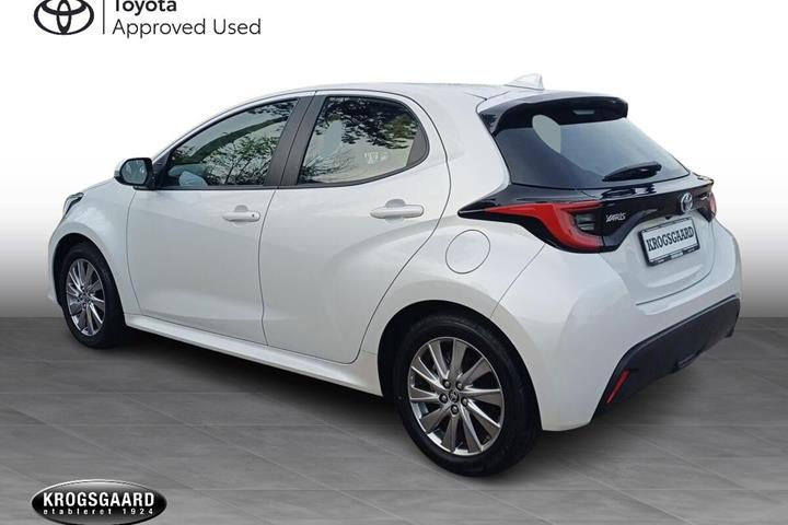 Hvid Toyota Yaris fra 2023