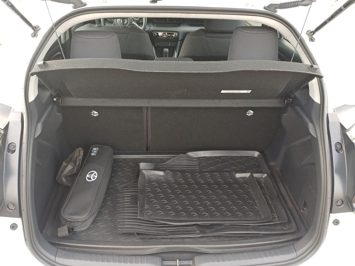 Hvid Toyota Yaris fra 2023