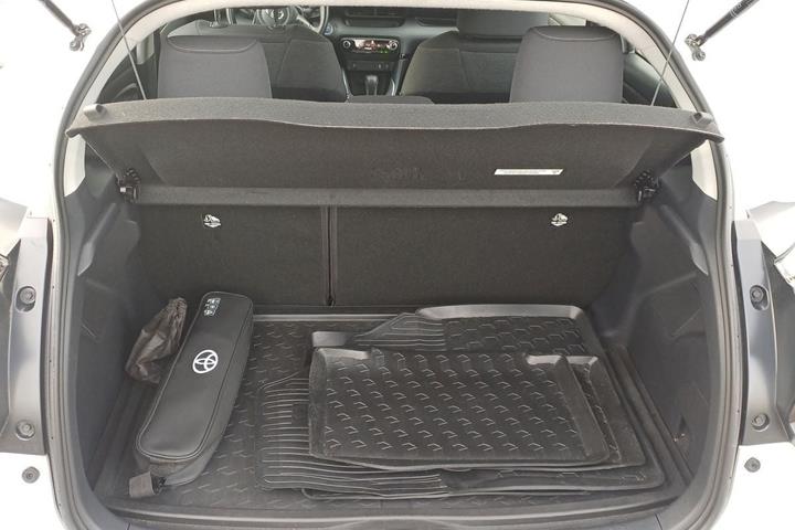 Hvid Toyota Yaris fra 2023