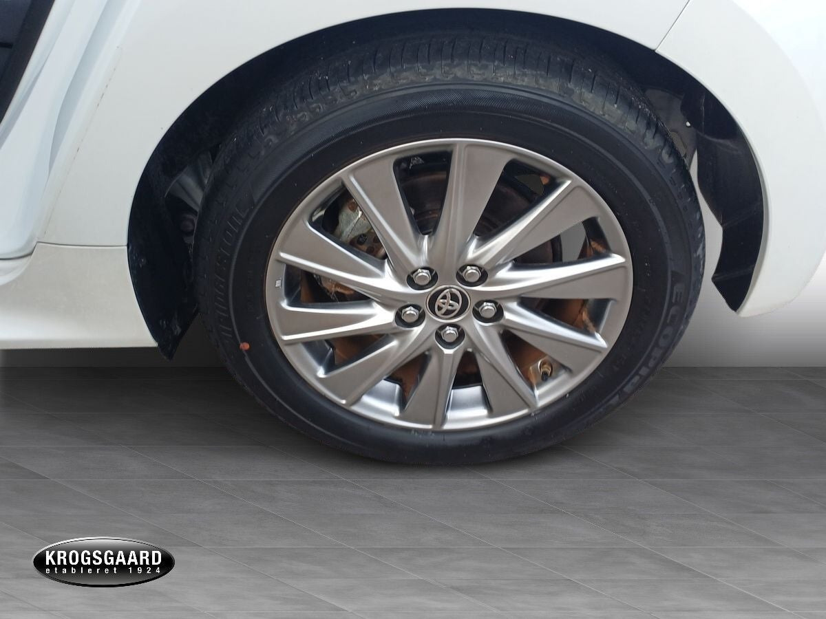 Hvid Toyota Yaris fra 2023
