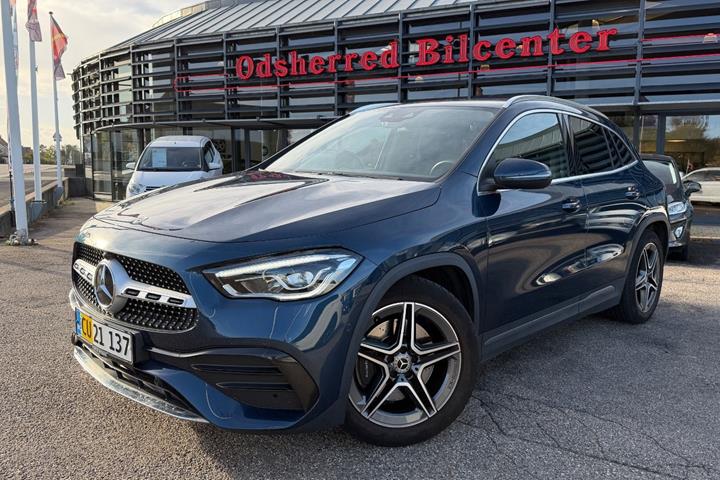 Blå Mercedes GLA250 fra 2021