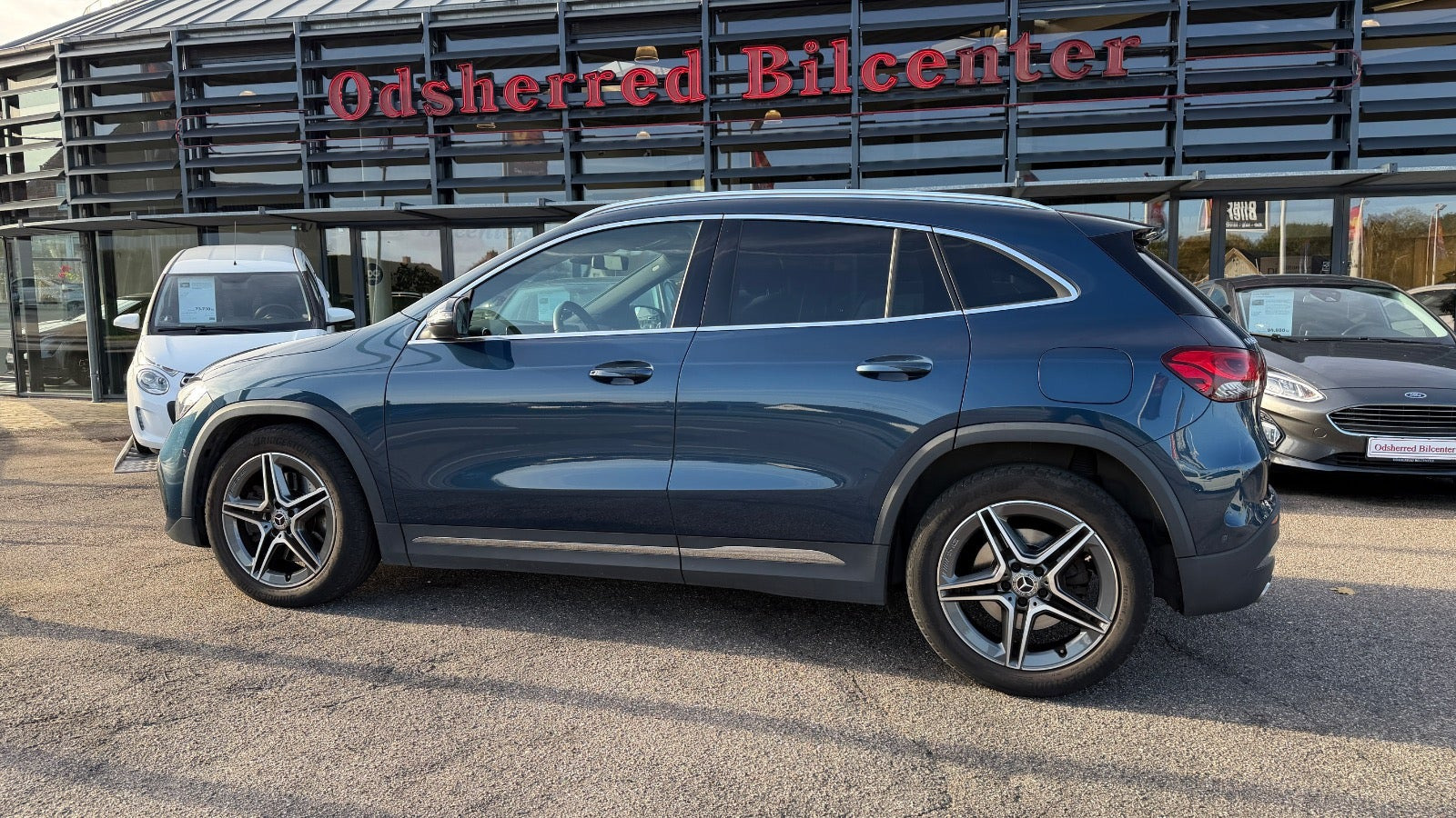 Blå Mercedes GLA250 fra 2021