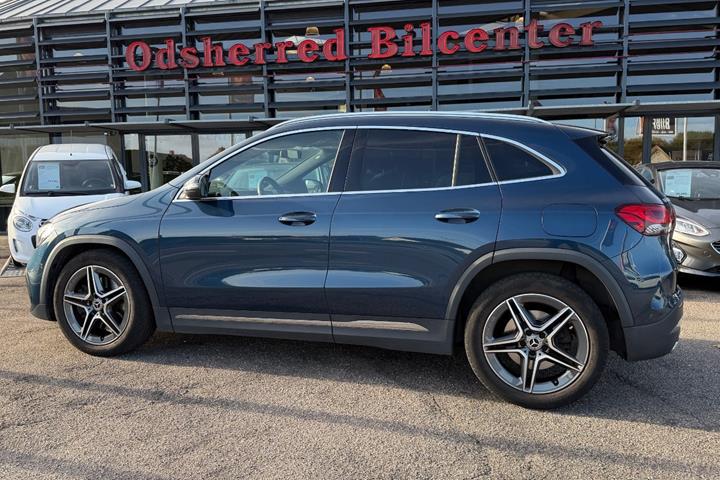 Blå Mercedes GLA250 fra 2021