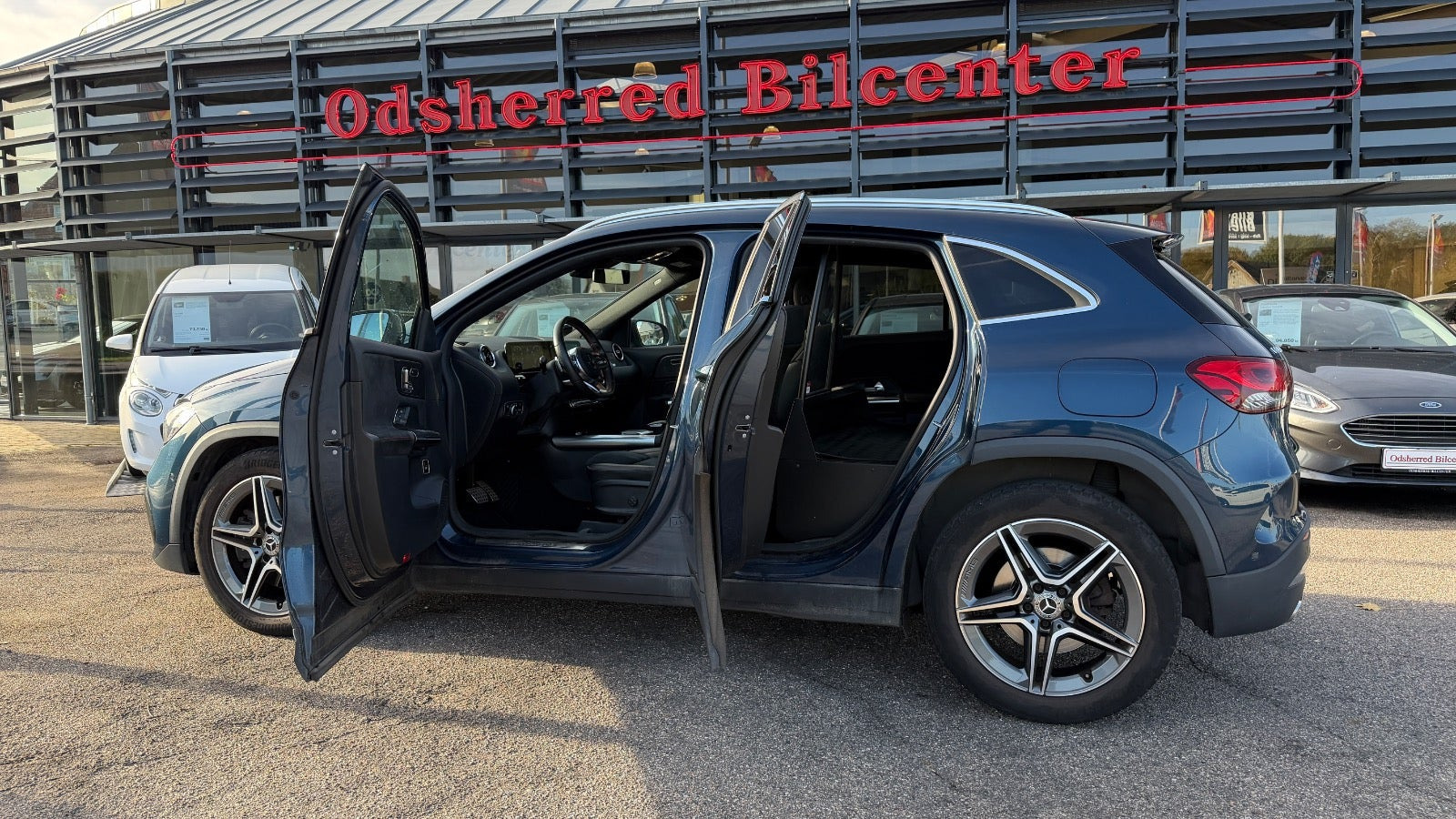 Blå Mercedes GLA250 fra 2021