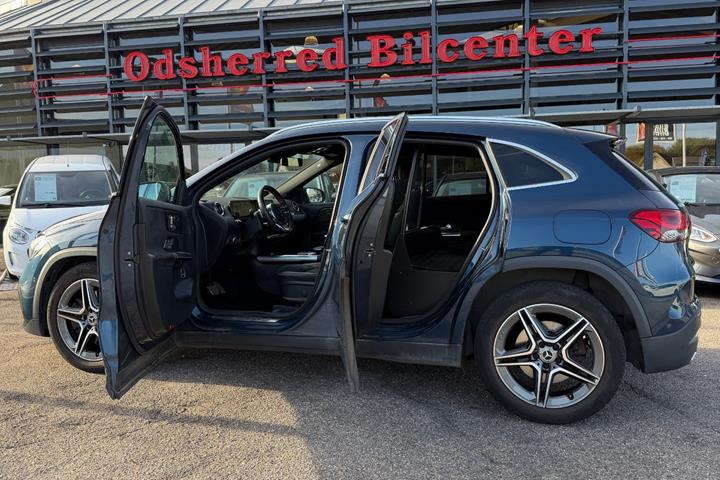 Blå Mercedes GLA250 fra 2021