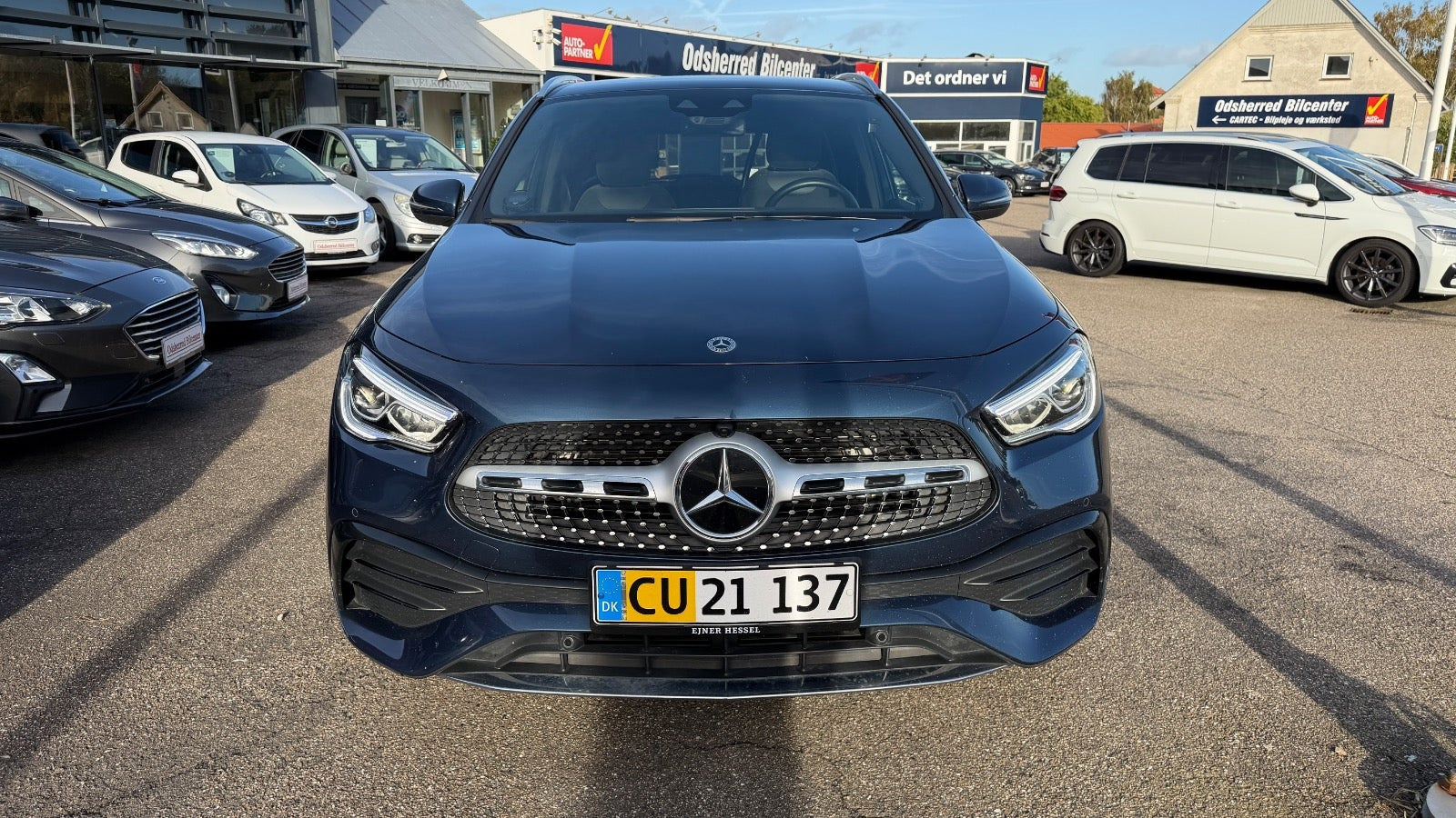 Blå Mercedes GLA250 fra 2021