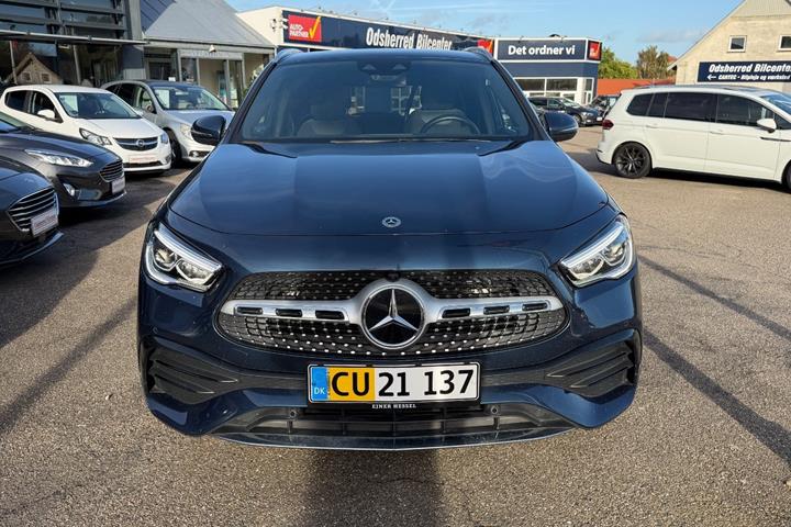 Blå Mercedes GLA250 fra 2021