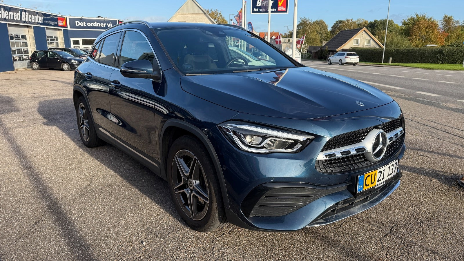 Blå Mercedes GLA250 fra 2021