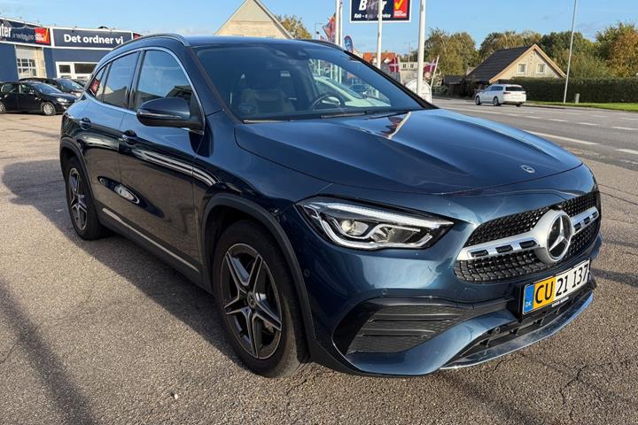 Blå Mercedes GLA250 fra 2021