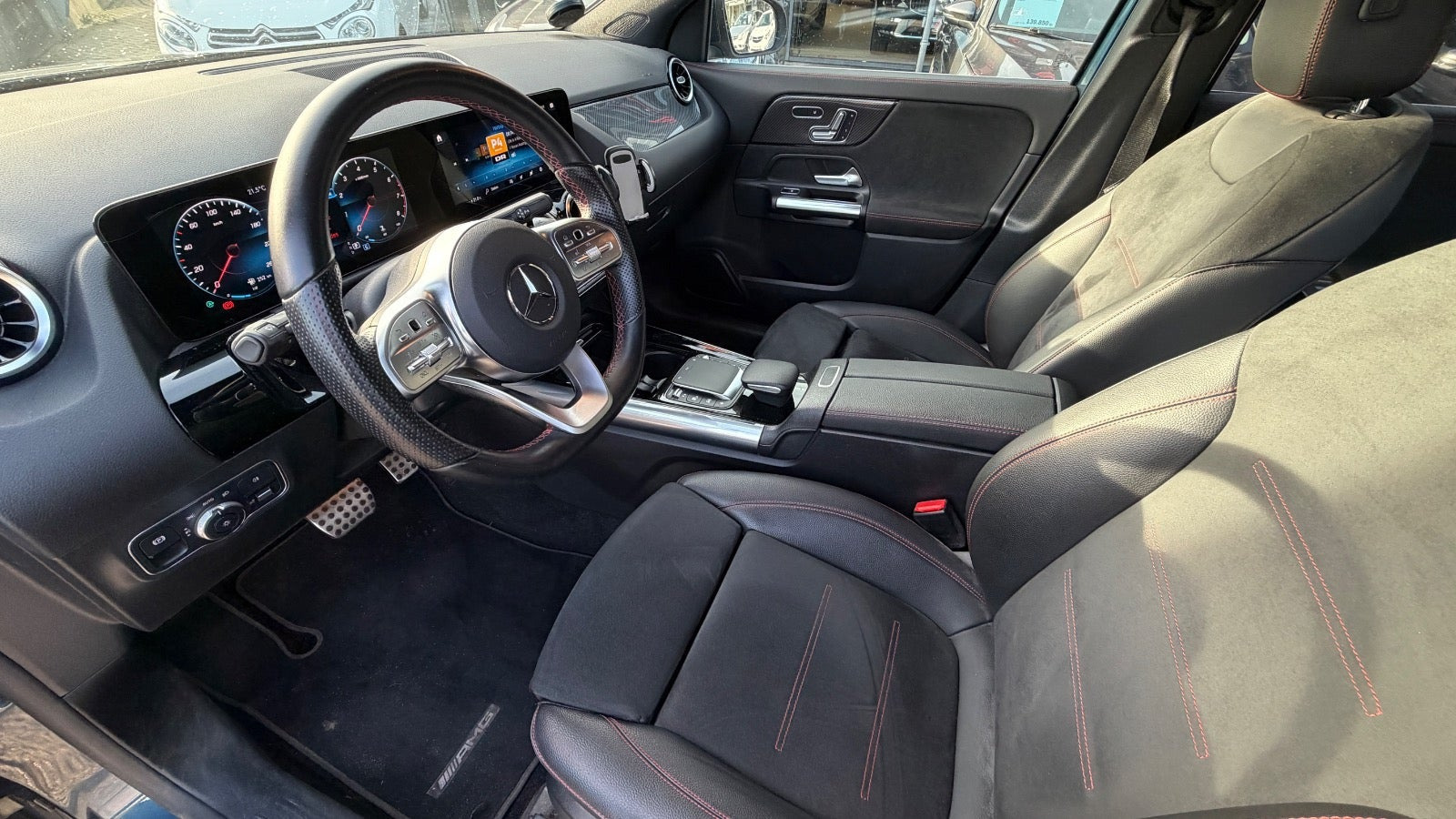 Blå Mercedes GLA250 fra 2021