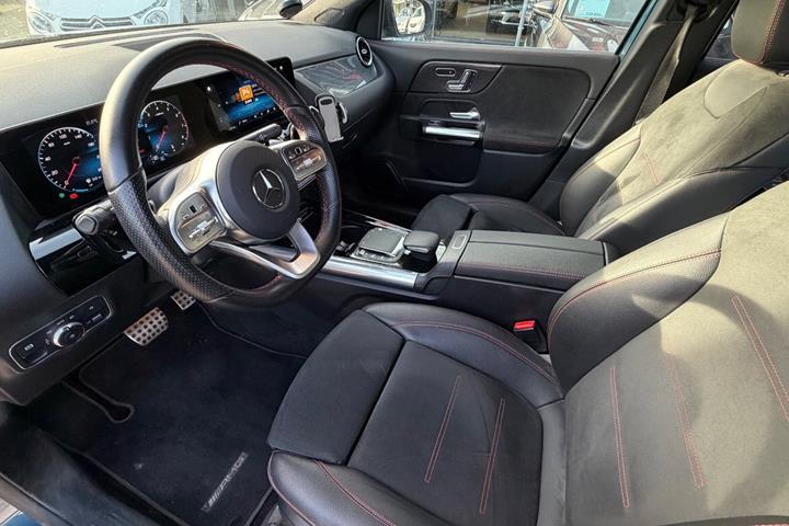 Blå Mercedes GLA250 fra 2021