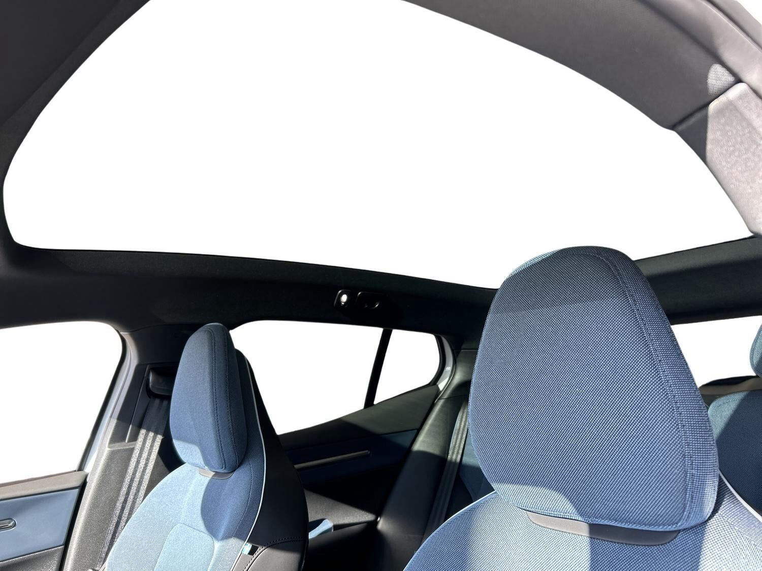 Hvid Volvo EX30 Cross Country fra 2025