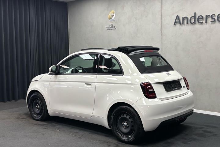 Hvid Fiat 500e fra 2023