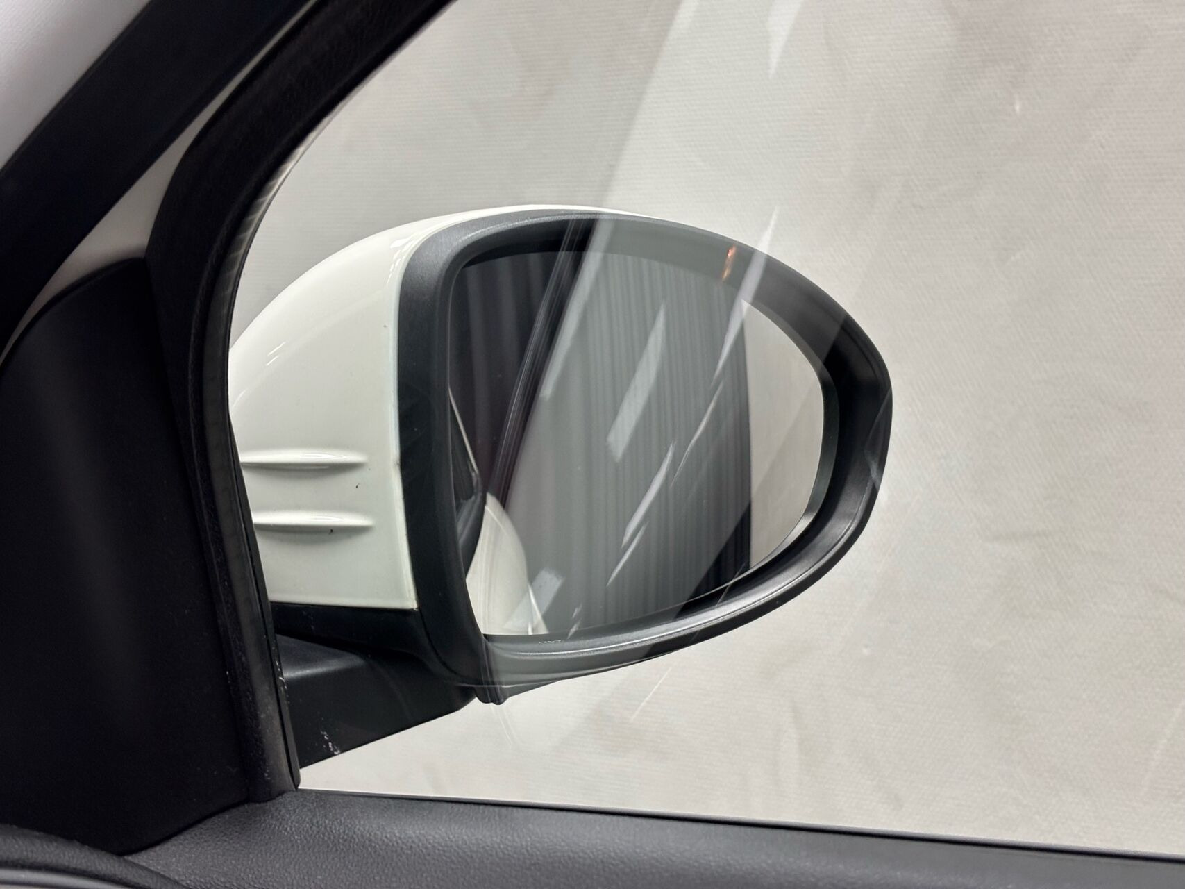 Hvid Fiat 500e fra 2023