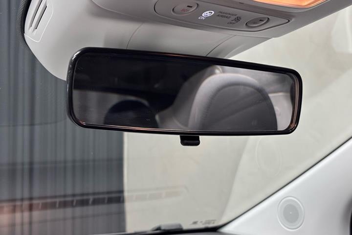Hvid Fiat 500e fra 2023