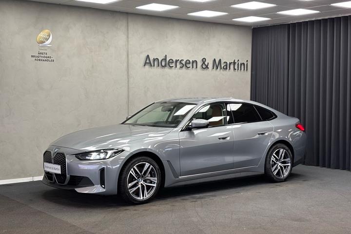 Grå BMW i4 fra 2025