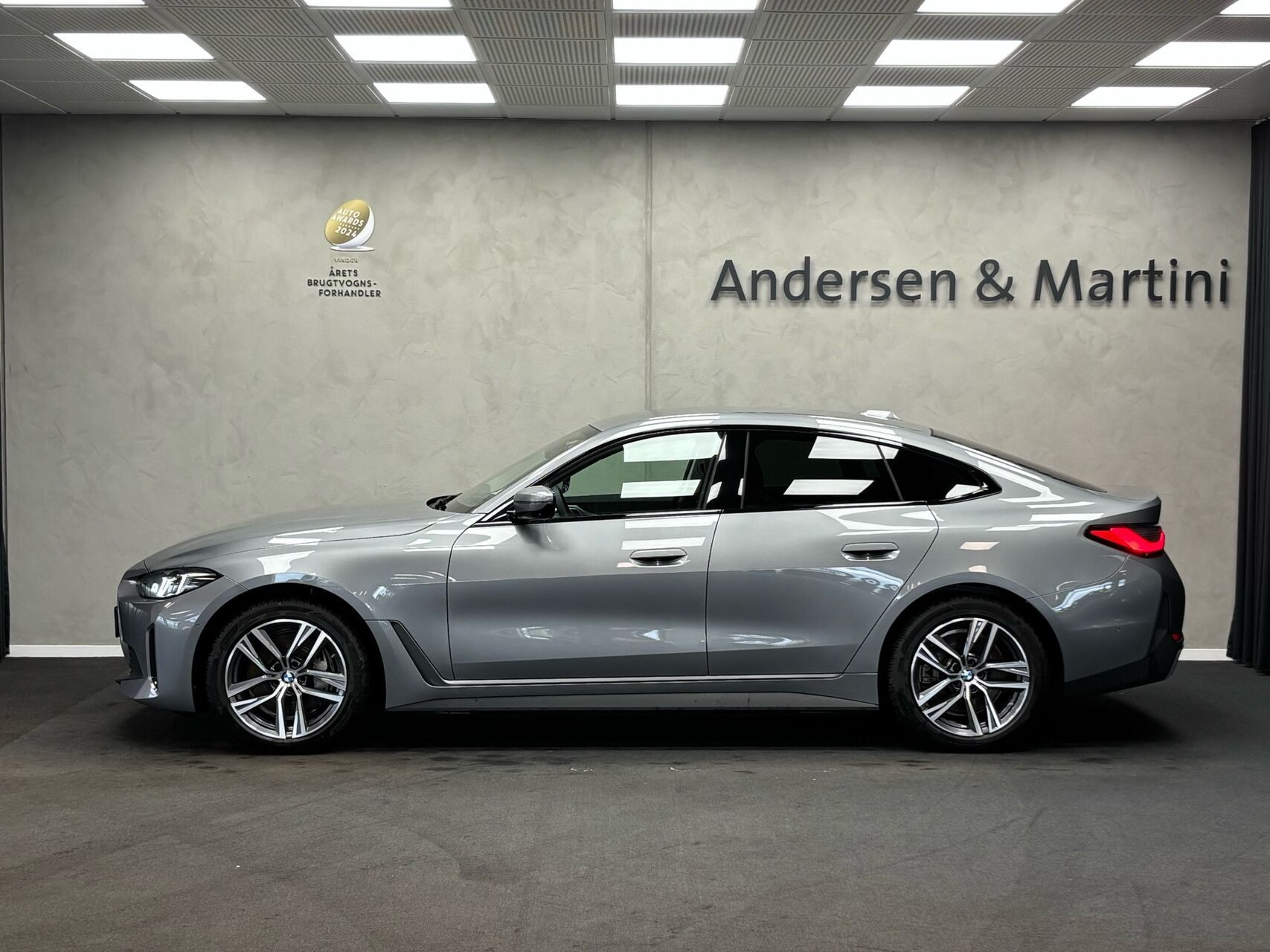 Grå BMW i4 fra 2025
