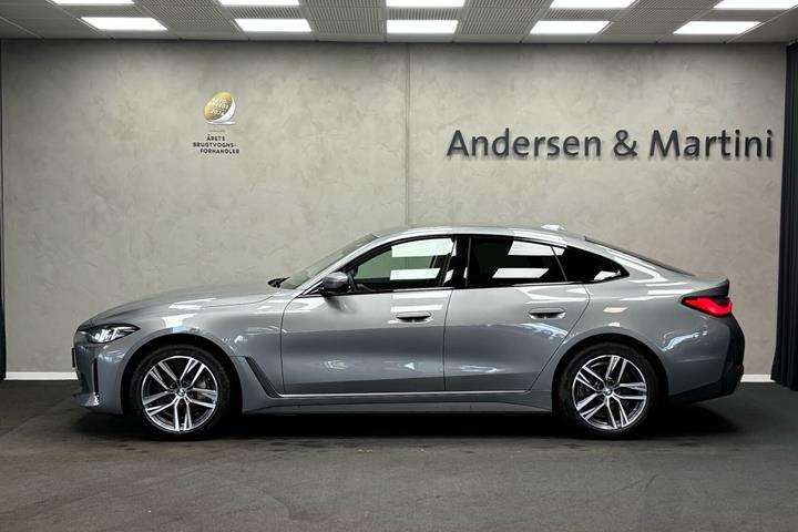Grå BMW i4 fra 2025