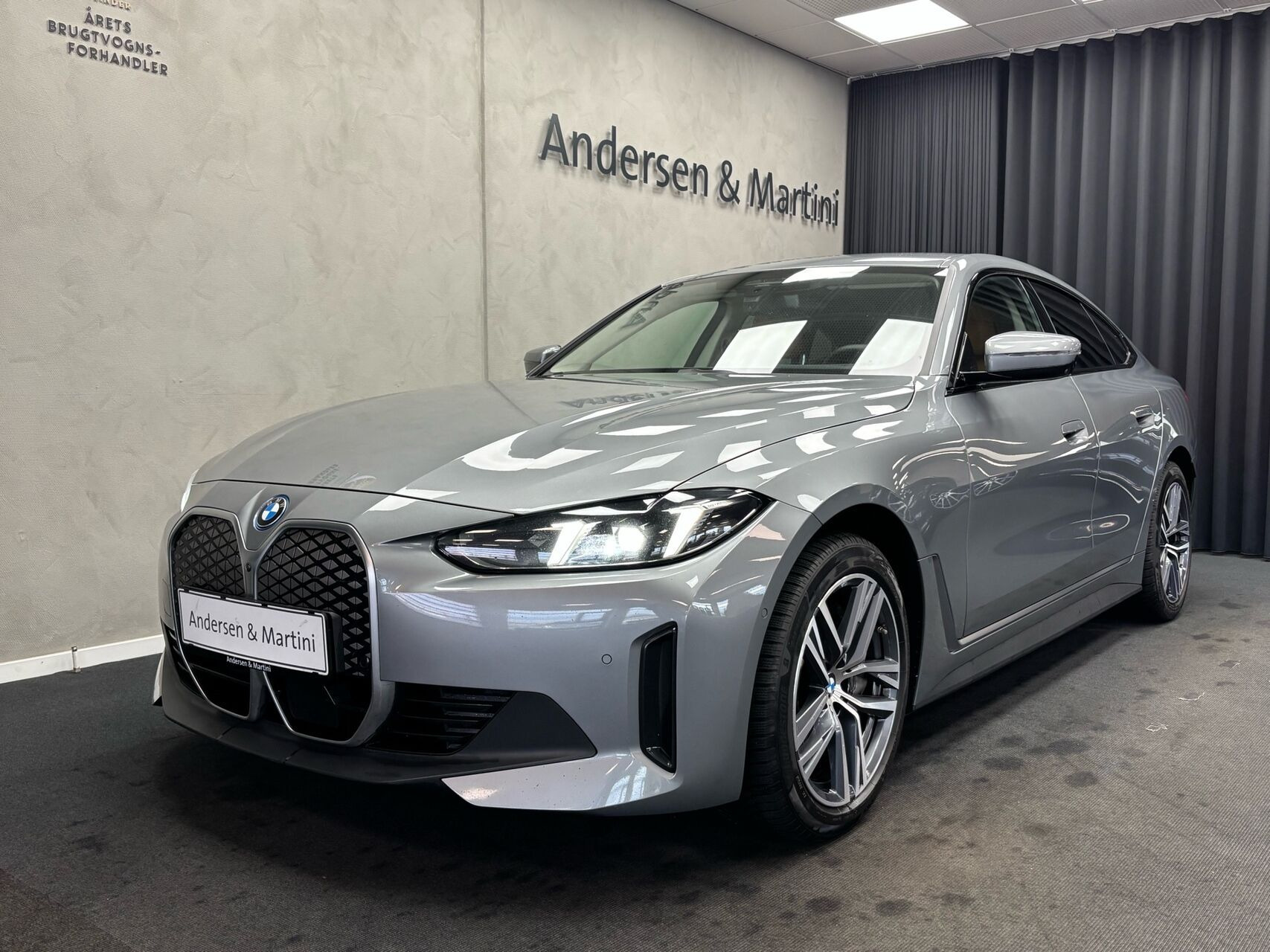 Grå BMW i4 fra 2025