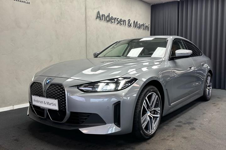 Grå BMW i4 fra 2025