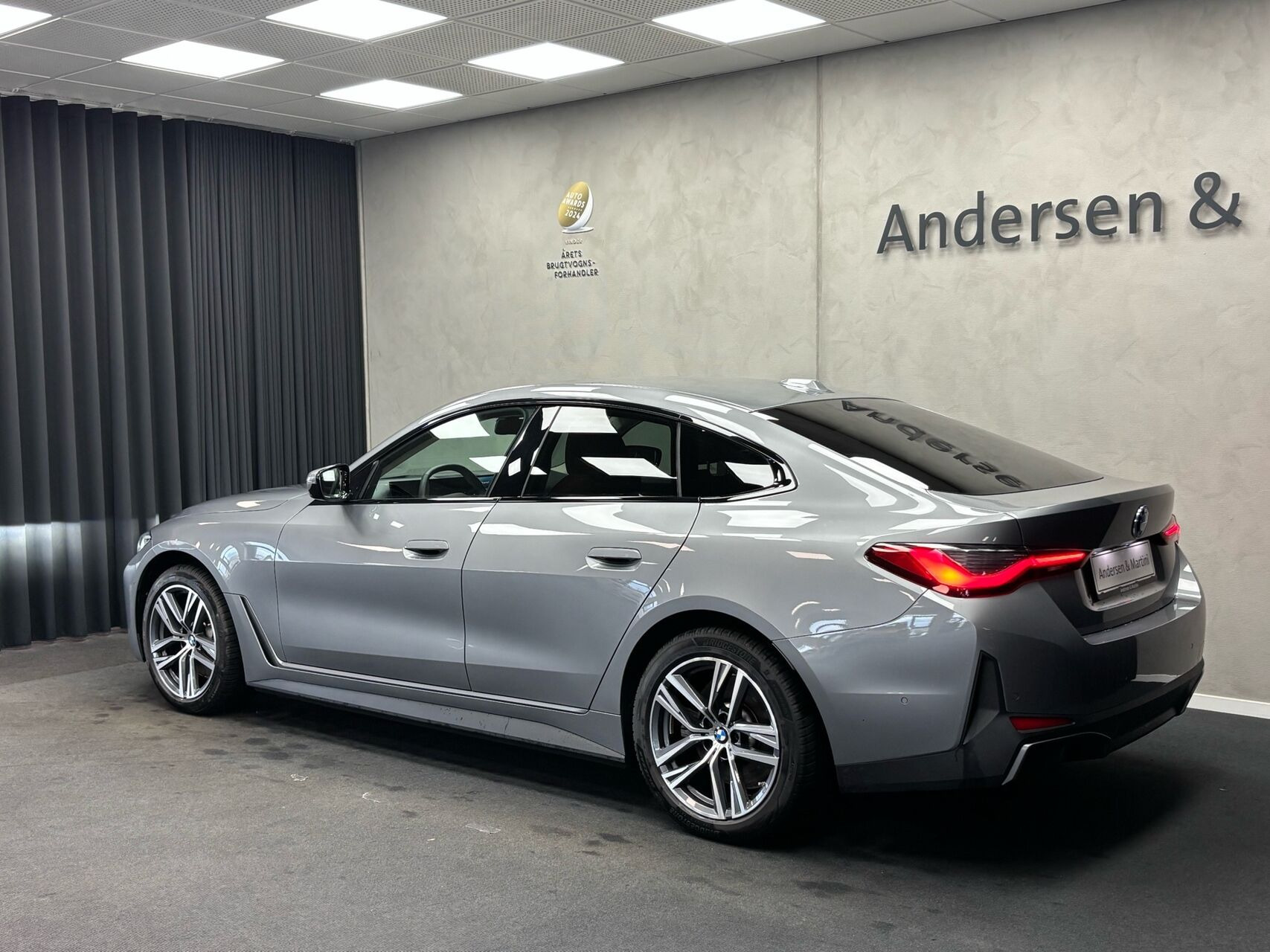 Grå BMW i4 fra 2025
