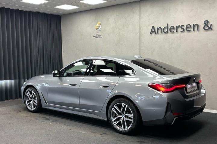 Grå BMW i4 fra 2025