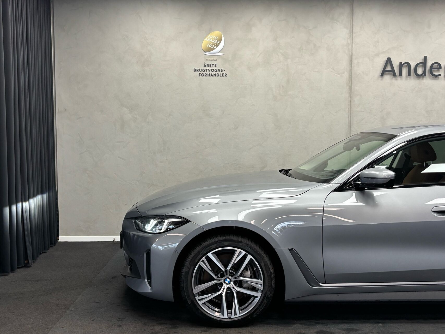Grå BMW i4 fra 2025