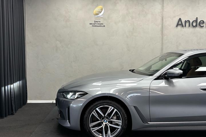Grå BMW i4 fra 2025